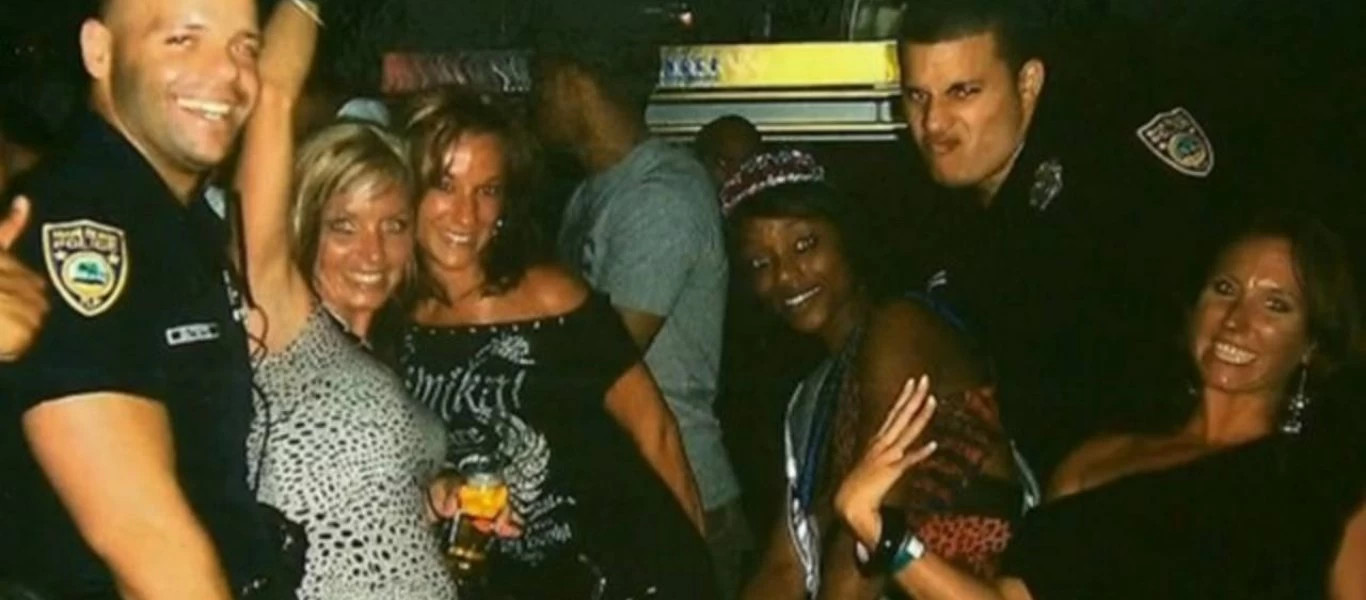 Κύπρος: Αστυνομικοί στάλθηκαν για να επιβάλλουν την τάξη σε βίλα Ρώσου εκατομμυριούχου -Διασκέδασαν με μοντέλα (φώτο)